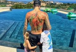 Fedez si tatua un dragone sul fianco: il significato del tatuaggio