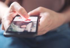 Postare meno: la nuova regola social per essere cool