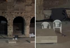 Bad Bunny farà tappa a Roma? Due sedie bianche davanti al Colosseo