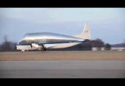 Il super aereo della Nasa trasporta un veicolo spaziale da 11 miliardi di dollari