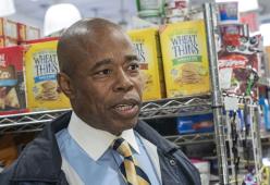 Il sindaco vegano di New York colto in flagrante mentre mangia pesce