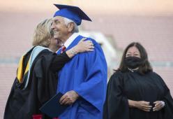 Ritira il diploma 60 anni dopo: “Me lo avevano negato per un debito di 4,80 dollari”
