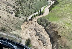 Yellowstone chiude per crisi climatica: troppe frane causa pioggia
