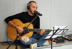 Il Maestrello Lotti canta con Alan "Una Storia Importante" di Eros Ramazzotti a 105 Take Away