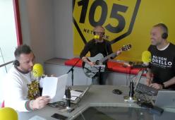 105 Take Away diventa romantico e canta "Rose Rosse"