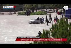 Un uomo ferma con un calcio al volo un'auto impazzita nel centro di Tirana 