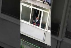 A Napoli la Tombola si fa sul balcone: il video esilarante 