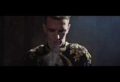 Achille Lauro impersona San Francesco e poi si spoglia nel video di "Me ne frego"