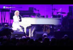 Lady Gaga a sorpresa sul palco (con tutti gli ex presidenti Usa)