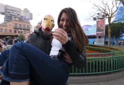 Ylenia e Mitch a Disneyland Paris con i Super Eroi Marvel e i super-fortunati vincitori del contest di 105.net!