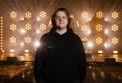 Lewis Capaldi si mette a nudo in “How I’m Feeling Now”