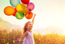 A che età siamo più felici? La scienza svela la curva della felicità