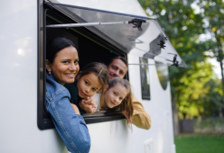 Vive in una roulotte per guadagnare 9500 dollari al mese