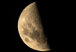 L’epocale scoperta: sulla Luna c’è acqua