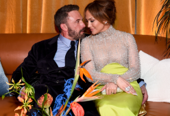 Ben Affleck e Jennifer Lopez, baci e sguardi sul red carpet alla prima di “Air”