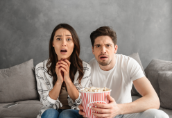 Serie tv o sesso prima di andare a dormire? La risposta getta preoccupazione 