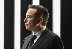 Elon Musk, stop all’intelligenza artificiale: "Un rischio per l'umanità"