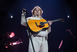 Lewis Capaldi stupisce i passeggeri con un’esibizione in volo
