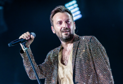 Cesare Cremonini, mistero sulla fidanzata: “È una famosa giornalista”