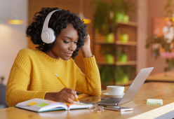 Ascoltare musica durante lo studio o il lavoro migliora i risultati