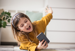 Bimba di 5 anni spende 3mila dollari in giochi dal telefono di mamma