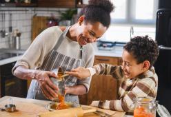 Una mamma fa cucinare il figlio di soli 10 anni: è dibattito social