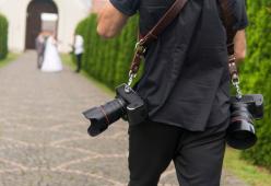 Il video del matrimonio venuto male: il fotografo insulta tutti