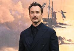 Jude Law diventa Capitan Uncino per amore del figlio… di 27 anni