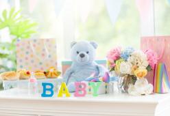 Mamma furiosa: la suocera non la invita al suo baby shower