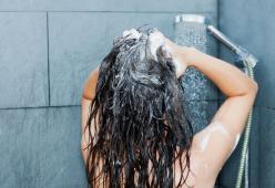 Confessa di lavare i capelli ogni tre settimane: “Sono bellissimi”
