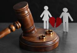 Divorzia dalla moglie, ma senza farle sapere nulla: la storia