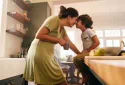 Viaggio nelle mommunes, le comunità di mamme single