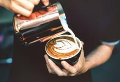 Il bar dove si beve il caffè con latte materno: il web si divide
