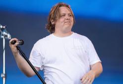 I fan cantano al posto di Lewis Capaldi, “fermato” dalla Tourette