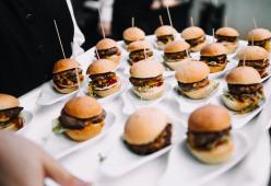 Sposi ordinano cheeseburger e patatine per il loro matrimonio