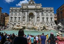 Protesta davanti alla Fontana di Trevi contro gli “scempi” culinari