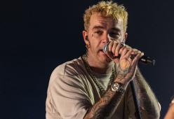 Salmo fa salire un fan sul palco per rasargli i capelli: ecco il video 