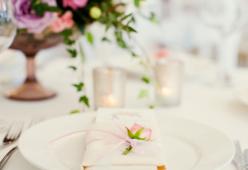 Si lascia prima del matrimonio, ma decide di non dirlo agli invitati