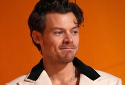 Harry Styles colpito al volto da un oggetto lanciato sul palco