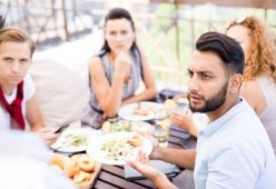 La invitano a cena per inaugurare casa e poi le presentano il conto