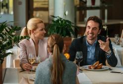 Al ristorante paga il conto per loro: “Siete una bella famiglia”