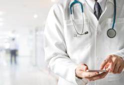Medico in pensione distrugge il telefono: “Reperibilità? Un incubo”
