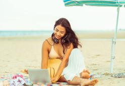 È in spiaggia, ma finge di essere in smart working: come ha fatto