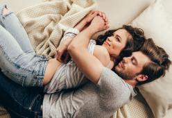 Finge di essere gay per conquistarla: "Ha tradito la mia fiducia"