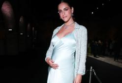 Miriam Leone sfila col pancione a Venezia: perfetta nel suo slip dress