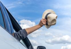 Finestrini aperti o aria condizionata in auto? Ecco cosa conviene