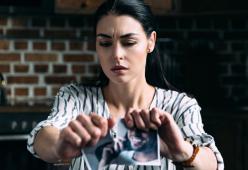 Trova l’ex fidanzato su un’app di incontri e si vendica: la storia
