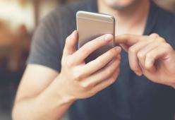 Treviso, calzolaio vieta il telefono: "Clienti distratti e maleducati"