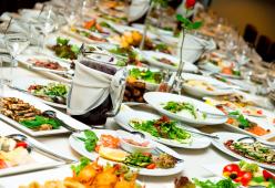 Sposini fanno pagare invitati cibo e bevande: polemica in rete