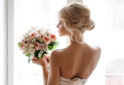 Sposa, futuro marito e damigella: storia di un matrimonio poliamoroso